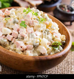 Traditioneller russischer Salat "Olivier" Stockfoto