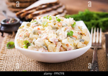 Traditioneller russischer Salat "Olivier" Stockfoto