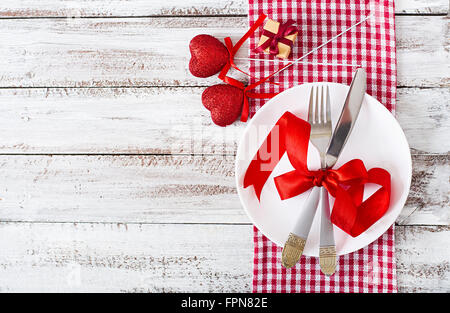 Romantische Tischdekoration zum Valentinstag im rustikalen Stil. Ansicht von oben Stockfoto