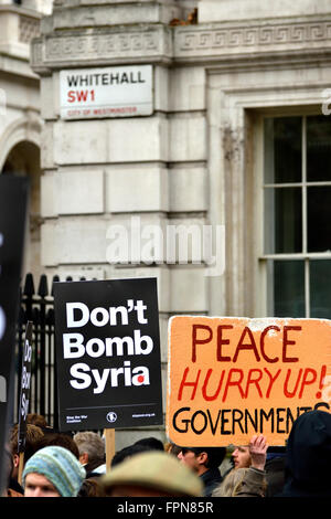 Keine protestieren Bombe Syrien außerhalb Downing Street, London, 28. November 2015 Stockfoto