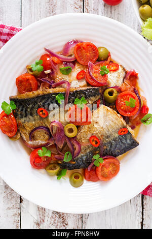 Gegrillte Makrele mit Gemüse im mediterranen Stil. Stockfoto