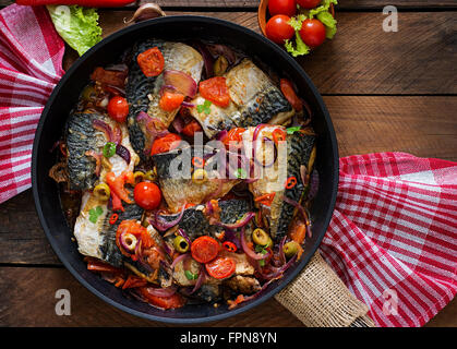 Gegrillte Makrele mit Gemüse im mediterranen Stil. Stockfoto