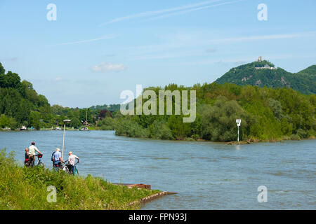 Deutschland, Rheinland-Pfalz, Rolandseck, Blick Über Die Rheininsel Nonnenwerth (Früher Auch Rolandswerth) Zum Drachenfels, link Stockfoto