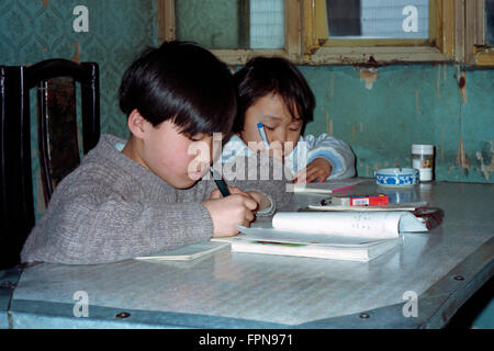 Jugendliche, die ihre Hausaufgaben in einem Restaurant in Peking Stockfoto