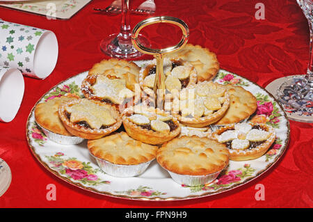 Eine Auswahl an hausgemachten und Shop gekauft englische Mince Pies auf eine dekorative Platte, England, UK, Westeuropa. Stockfoto