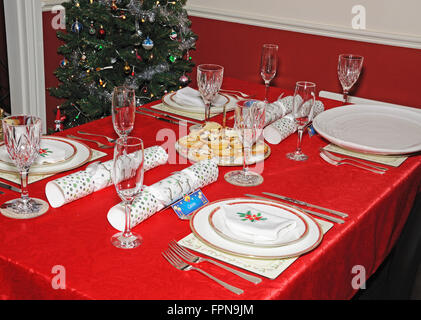 Englische Weihnachten Tischdekoration mit Mince Pies im Zentrum und einem Weihnachtsbaum nach hinten, England, Großbritannien, Westeuropa. Stockfoto