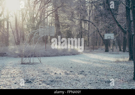 Verlassene Straße Basketballkorb an frostigen Wintermorgen, Saison-Sport-Konzept Stockfoto