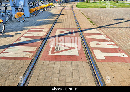 Warnzeichen auf dem Boden für sicheren Fußgänger von der Straßenbahn-Priorität Stockfoto