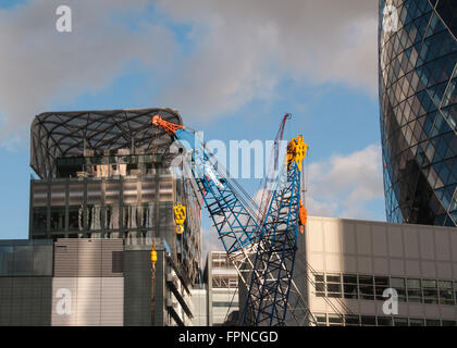 London unter Metall Baukräne und Gurke am sonnigen Tag, UK. Stockfoto