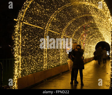 Paar in Liebe nehmen Selfie im Tunnel der Lichter saisonale Beleuchtung Beleuchtung Kew Gardens, London UK. Stockfoto