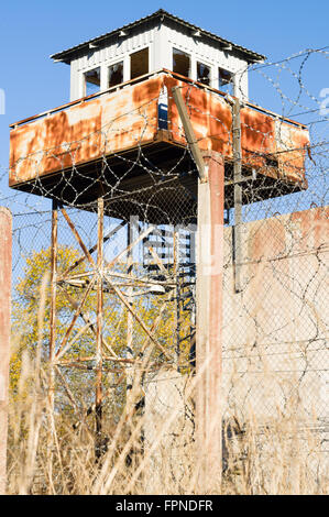 Verlassenen Wachturm und Gefängnis Zaun Draht Widerhaken Stockfoto