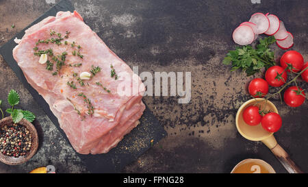 Frisches rohes Fleisch mit Thymian und Gewürze zum Braten bereit. Draufsicht, getönten Jahrgang Bild, Leerzeichen Stockfoto