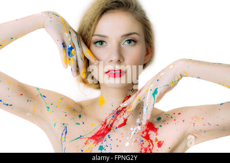 Bunte Frau Porträt mit Händen in der Nähe des Kopfes mit roten Lippen, in Lack isoliert auf weißem Hintergrund Stockfoto