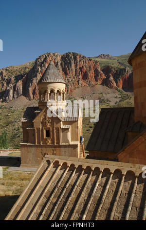 Kloster Noravank, Surb weniger Kirche hinter Surb Grigor Kapelle und Kirche Surb Karapet, Armenien Stockfoto