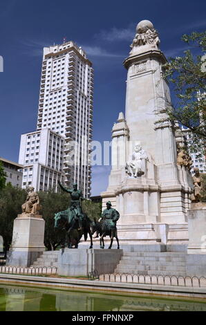 Das Denkmal von Miguel Cervantes am Plaza de Espana in Madrid, Spanien. Stockfoto