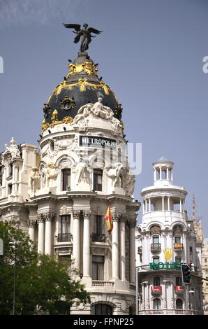 Metropolis Gebäude befindet sich an der repräsentativen Gran Via Street in Madrid, Spanien. Stockfoto