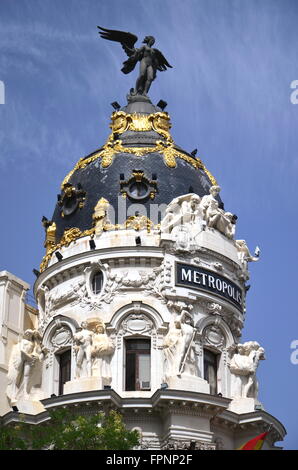 Metropolis Gebäude befindet sich an der repräsentativen Gran Via Street in Madrid, Spanien. Stockfoto