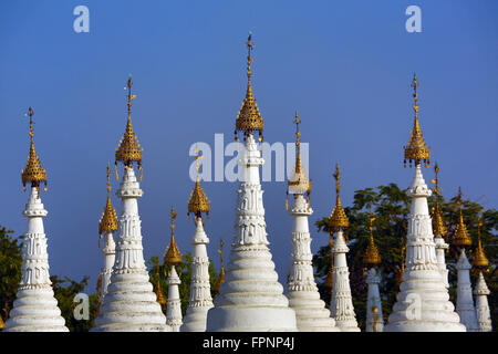Weiße Dhamma Ceti Schreine Sandamuni Pagode, Mandalay, Myanmar (Burma) Stockfoto