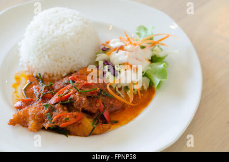 Hähnchen gebraten in einer würzigen Sauce und Reis, Thai Stockfoto