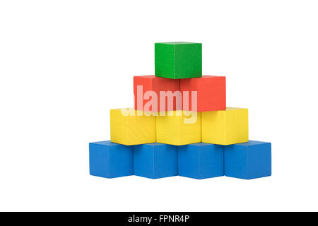 Pyramide aus Holz bunte Würfel auf einem isolierten weißen Hintergrund gebaut. Stockfoto