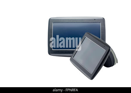 Zwei GPS-Navigationssysteme mit leeren dunklen Bildschirm auf weißem Hintergrund isoliert. Vorderansicht und Seitenansicht. Stockfoto