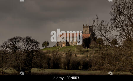 St. Arildas Kirche unter schweren grauen Himmel in Oldbury auf Severn, South Gloucestershire Stockfoto