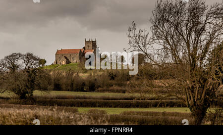 St. Arildas Kirche unter schweren grauen Himmel in Oldbury auf Severn, South Gloucestershire Stockfoto