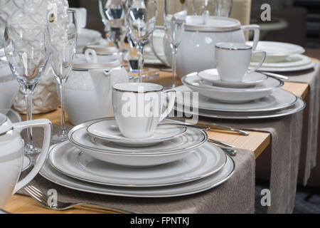 weiße Luxus Keramik Geschirr set auf Holztisch Stockfoto