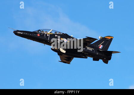 ZK034, ein BAE Systems Hawk T2 von der Royal Air Force, während ein Überflug am Flughafen Prestwick in Ayrshire. Stockfoto