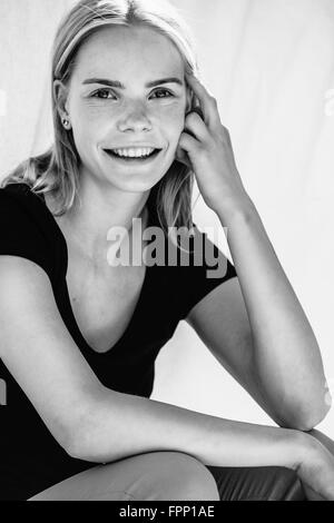 Junge Frau in die Kamera Lächeln, Stockfoto