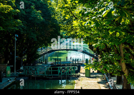 Sommeraktivitäten rund um den Canal Saint-Martin in Paris, Frankreich Stockfoto