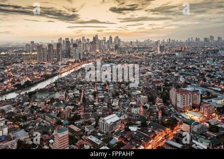 Asien, Ost-Asien, Philippinen, Manila, Makati und Pasig River, Geschäftsviertel, Wolkenkratzer, Skyline der Stadt, Blick auf den Sonnenuntergang Stockfoto