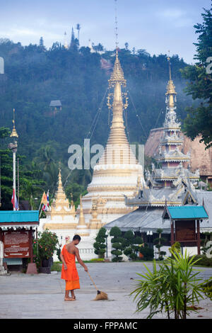 Asien, Süd-Ost-Asien, Thailand, Mae Hong Son, Wat Chong Kham, erbaut in den 1860er Jahren buddhistischer Mönch fegt den Tempel-Hof Stockfoto