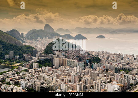 Die Skyline von Rio de Janeiro mit dem Zuckerhut, dem Ipanema, den Stadtvierteln der Costa Rica, Favela-Slums um die Hügel und den Atlantischen Ozean, Brasilien Stockfoto