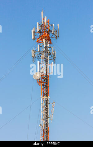 Telefonmast mit klaren blauen Himmel Stockfoto