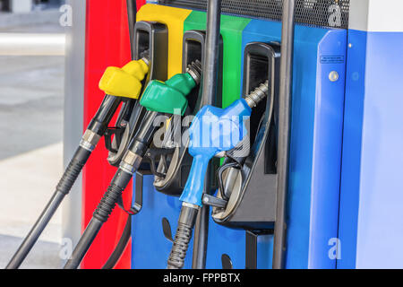Gas Pumpe Düsen in einer Tankstelle Stockfoto