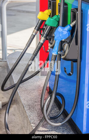 Gas Pumpe Düsen in einer Tankstelle Stockfoto