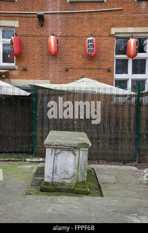 Friedhof mit chinesischen Restaurant im Hintergrund auf dem Alta Ali Park in Whitechapel, London Stockfoto