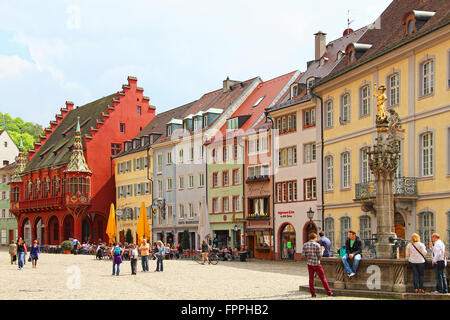 FREIBURG IM BREISGAU, Deutschland - 5. Mai 2013: Altbauten am Münsterplatz, der zentrale Platz Freiburg, Baden-Württemberg Stockfoto