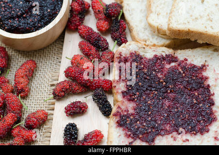 Frühstück: hausgemachtes Brot mit Marmelade Maulbeere Stockfoto