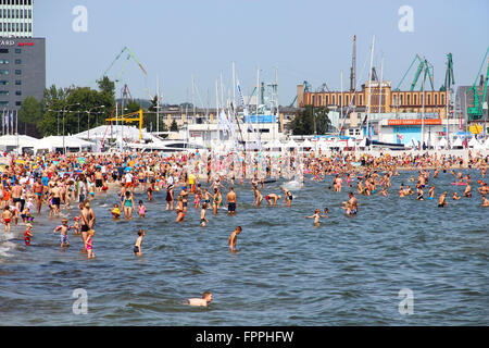 GDYNIA, Polen - 2. August 2015: Überfüllten öffentlichen Strand in Gdynia an Ostsee Stockfoto