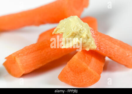 Karotten-sticks mit Hummus auf weißen Teller Stockfoto