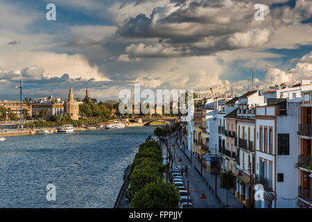 Triana Viertel und Fluss Guadalquivir, Sevilla, Andalusien, Spanien Stockfoto