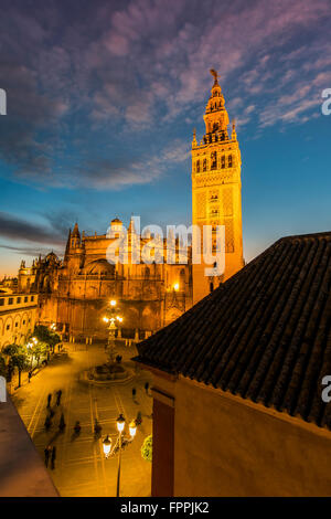 Blick auf den Sonnenuntergang von der Kathedrale und Giralda bell Tower, Sevilla, Andalusien, Spanien Stockfoto