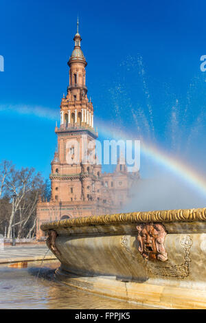 Brunnen und South Tower in Plaza de Espana, Sevilla, Andalusien, Spanien Stockfoto
