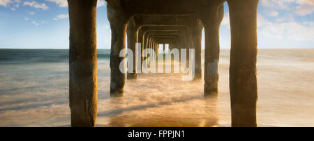 Manhattan Beach Pier bei Sonnenuntergang. Manhattan Beach, Kalifornien Stockfoto