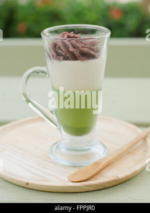 Grüner Tee und roten Bohnen Pudding in einem Glas Stockfoto