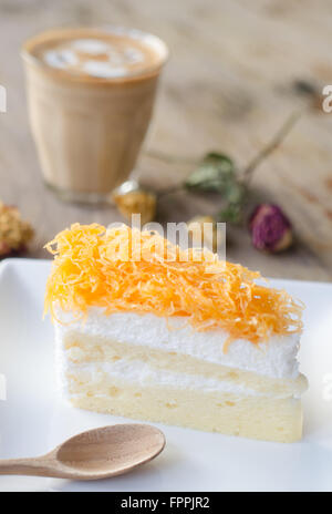 Thai Dessert, Foythong Kuchen oder Gold Ei Eigelb fädeln und heißen Kaffee Stockfoto