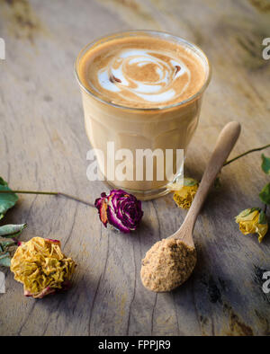 ein Glas heißen Kaffee auf Holztisch, Vintage Kaffee Stockfoto