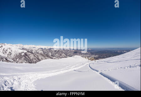 Freeride Ski tracks auf verschneiten Hang. Frischer Pulverschnee in einem hellen Tag der Winter-Saison. Weitwinkel-Panorama-Aussicht, Italienische Alpen Stockfoto